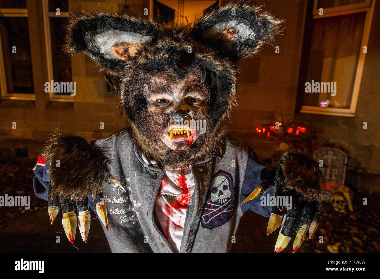 Giovane ragazzo indossa fatta in casa il costume di Halloween Foto Stock