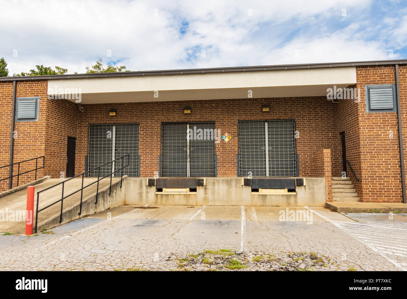 HICKORY, NC, Stati Uniti d'America-9/18/18: una banchina di carico di un vuoto edificio industriale. Foto Stock