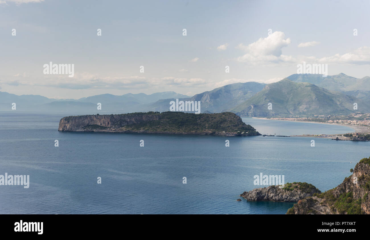 Una vista mozzafiato dalla Terrazza panoramica di San Nicola Arcella vicino all'Arcomagno, Calabria, Italia meridionale. Foto Stock