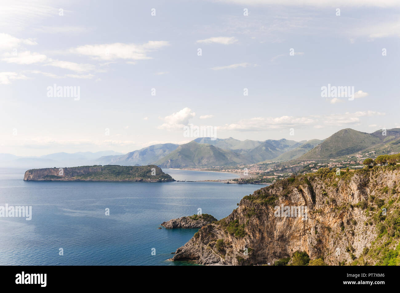 Una vista mozzafiato dalla Terrazza panoramica di San Nicola Arcella vicino all'Arcomagno, Calabria, Italia meridionale. Foto Stock
