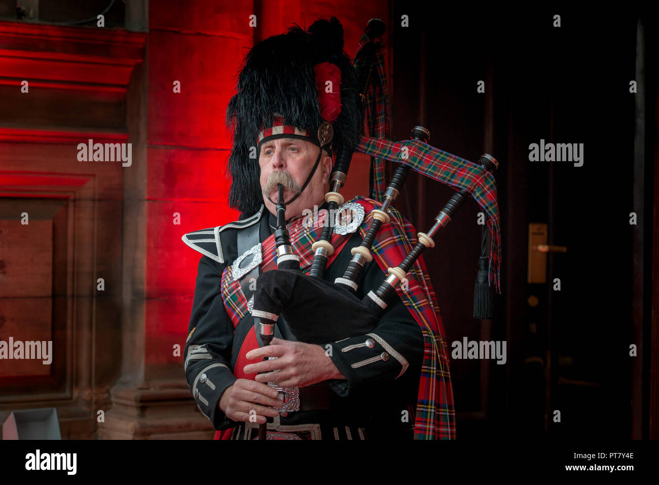 Emirates, Cena di Gala di lancio per il nuovo servizio tra Edimburgo e Dubai, Waldorf Astoria di Edimburgo, il Caledonian. Scottish TV personality Kirst Foto Stock