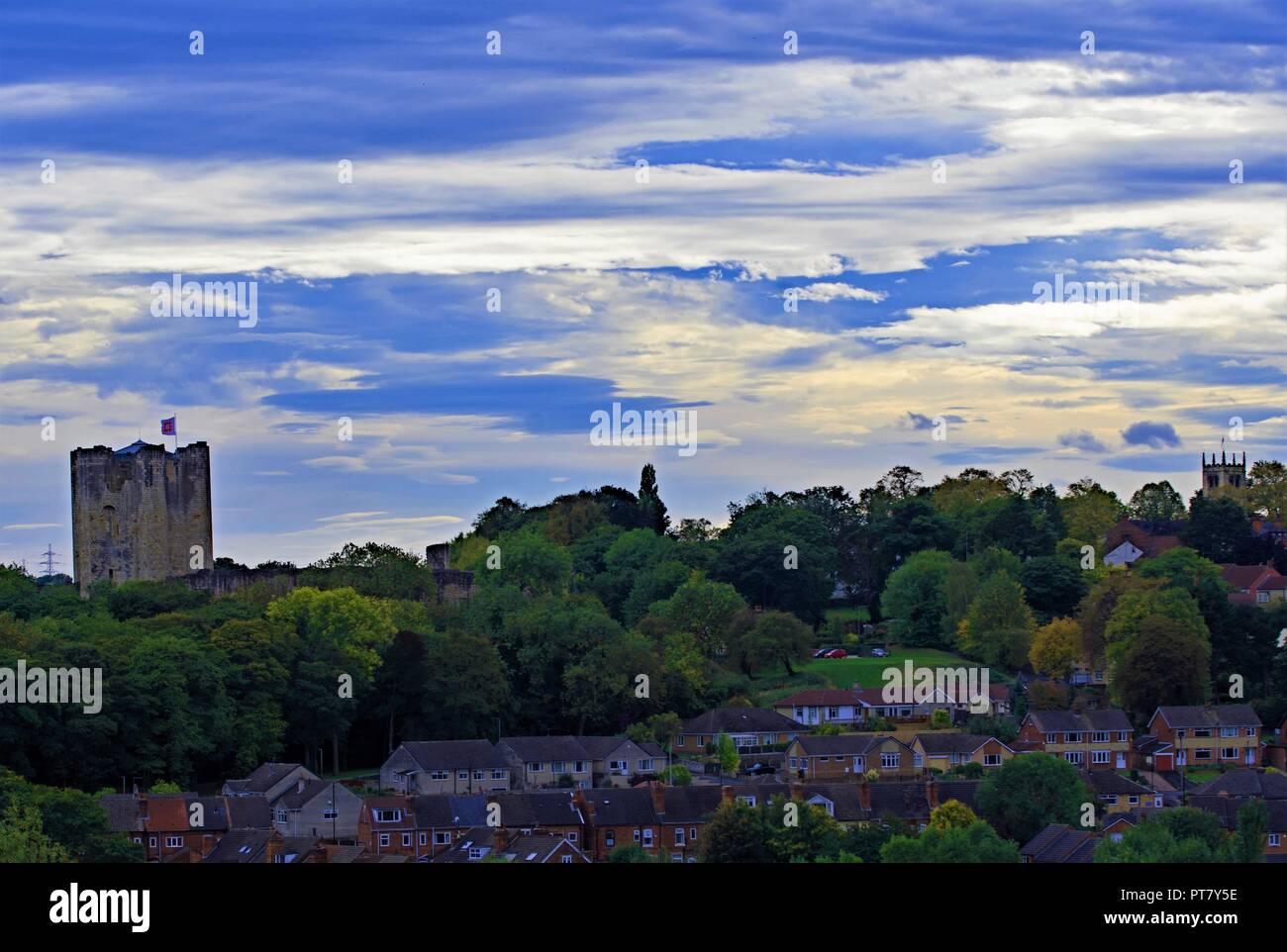 Prese per catturare Conisbrough Castle, la città e la chiesa di San Pietro (l'edificio più antico di South Yorkshire,)St Peters all'interno di un'immagine. Foto Stock