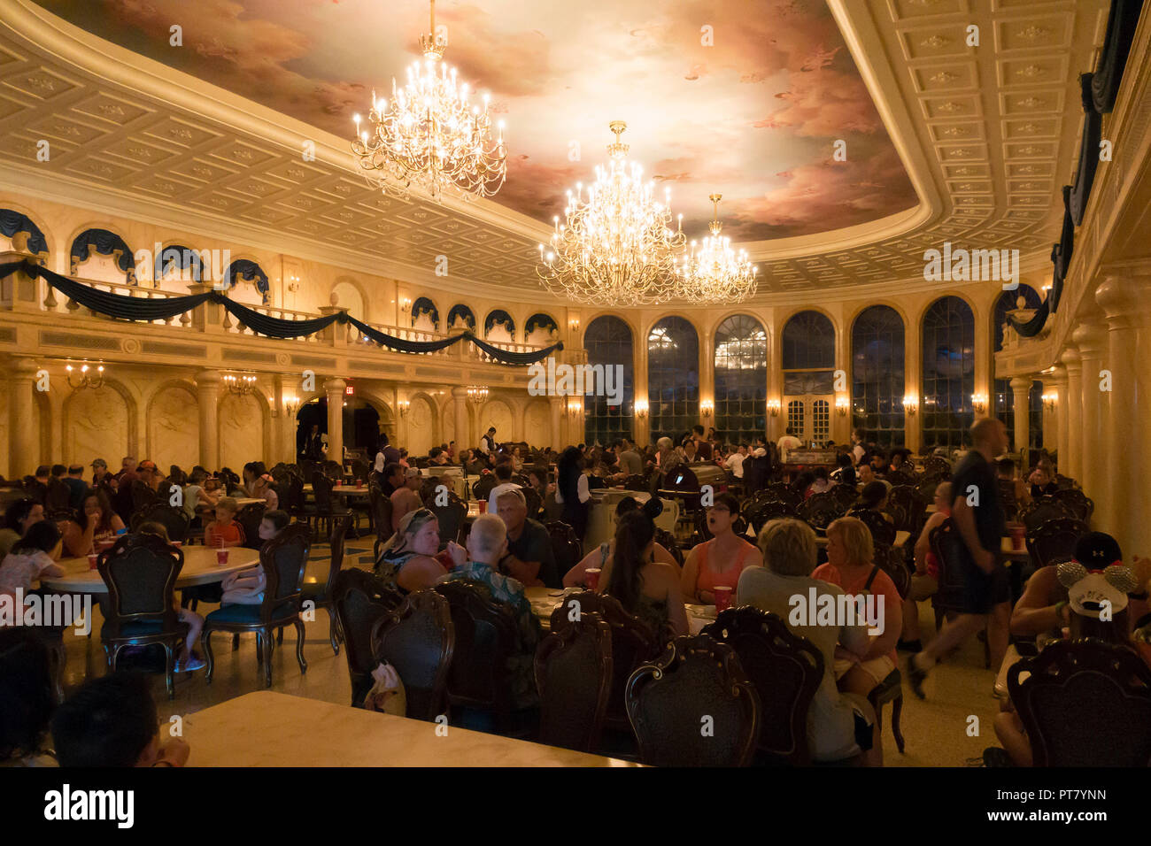 Interno di essere nostri ospiti ristorante nel Magic Kingdom te Park, il Walt Disney World, a Orlando, Florida. Foto Stock
