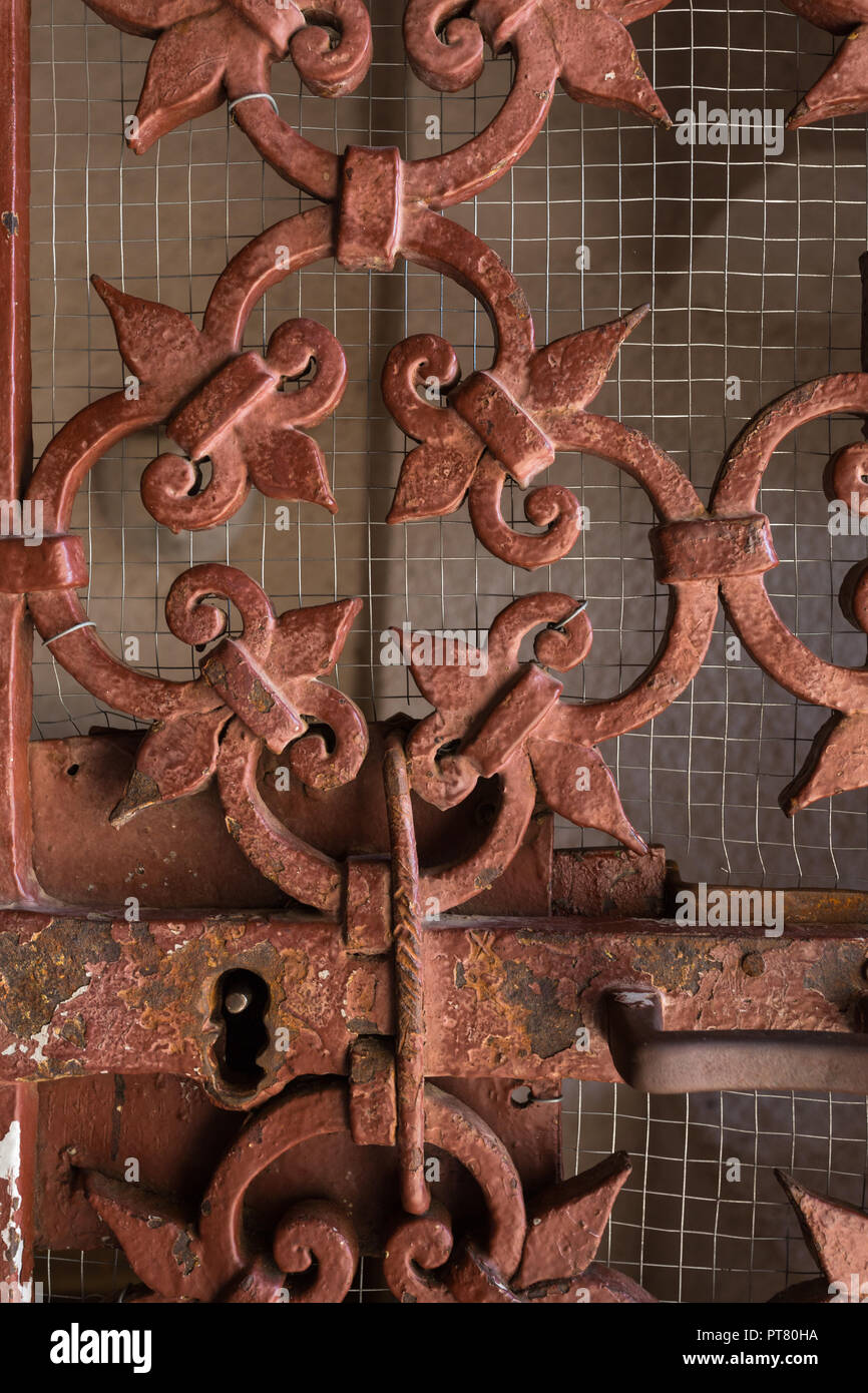 Decorativo di ossido rosso / marrone verniciato metallo antico cancello di sicurezza con Fleur de Lys dettaglio in ingresso alla cappella di Nostra Signora della Salute a Kotor, Montenegro Foto Stock