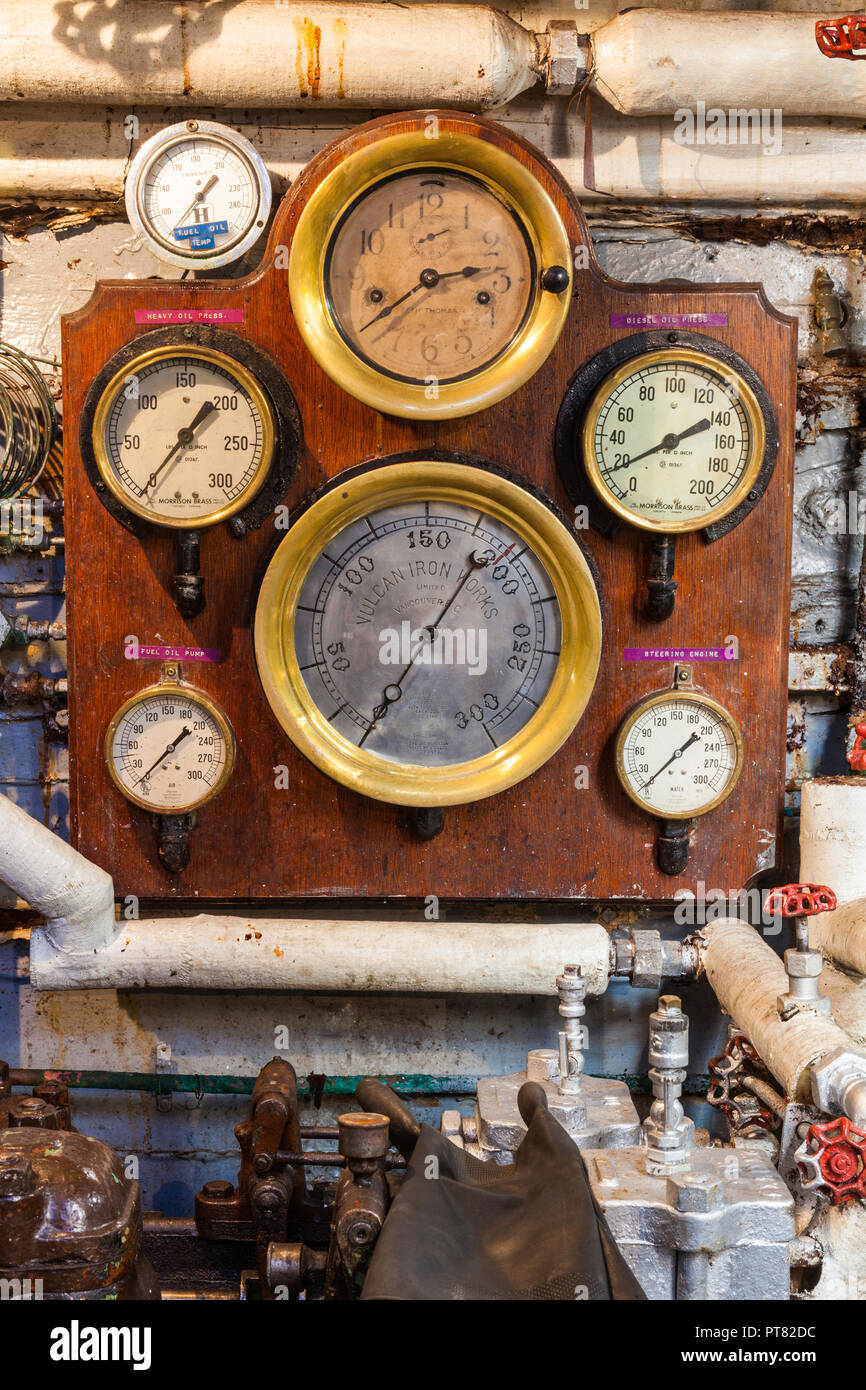 Motore originale degli indicatori di monitoraggio nel 1922 alimentato a vapore camera motore del rimorchiatore SS Master Foto Stock