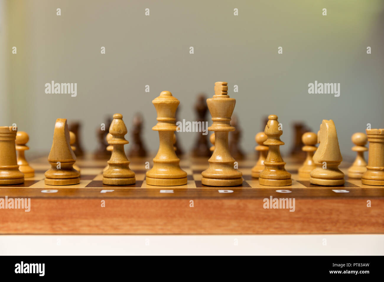 Strategia di pianificazione con figure di scacchi sul tavolo. Strategia, leadership e lavoro di squadra concetto. Foto Stock