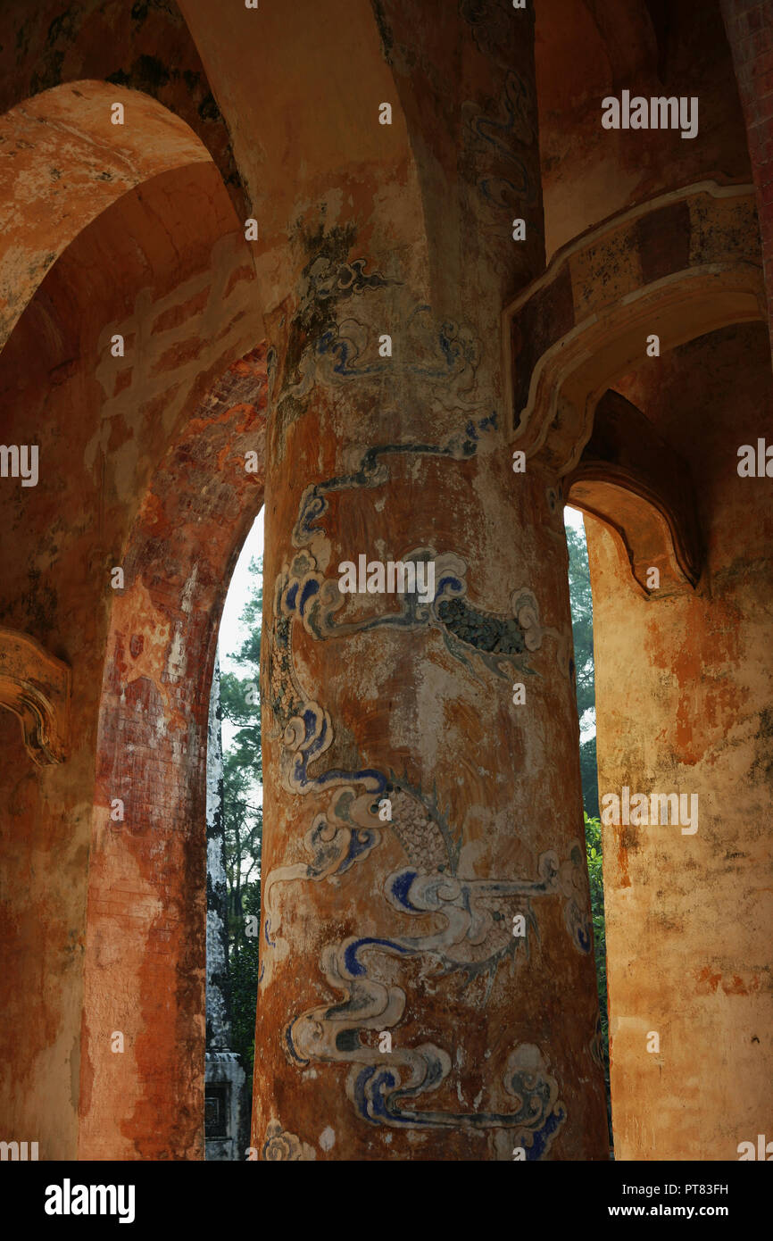 Interno della stele pavilion (Bi Đình) di alloggiamento di una stele commemorativa a Tu Duc il suo regno, Lăng Tự Đức, Tonalità Viet Nam Foto Stock