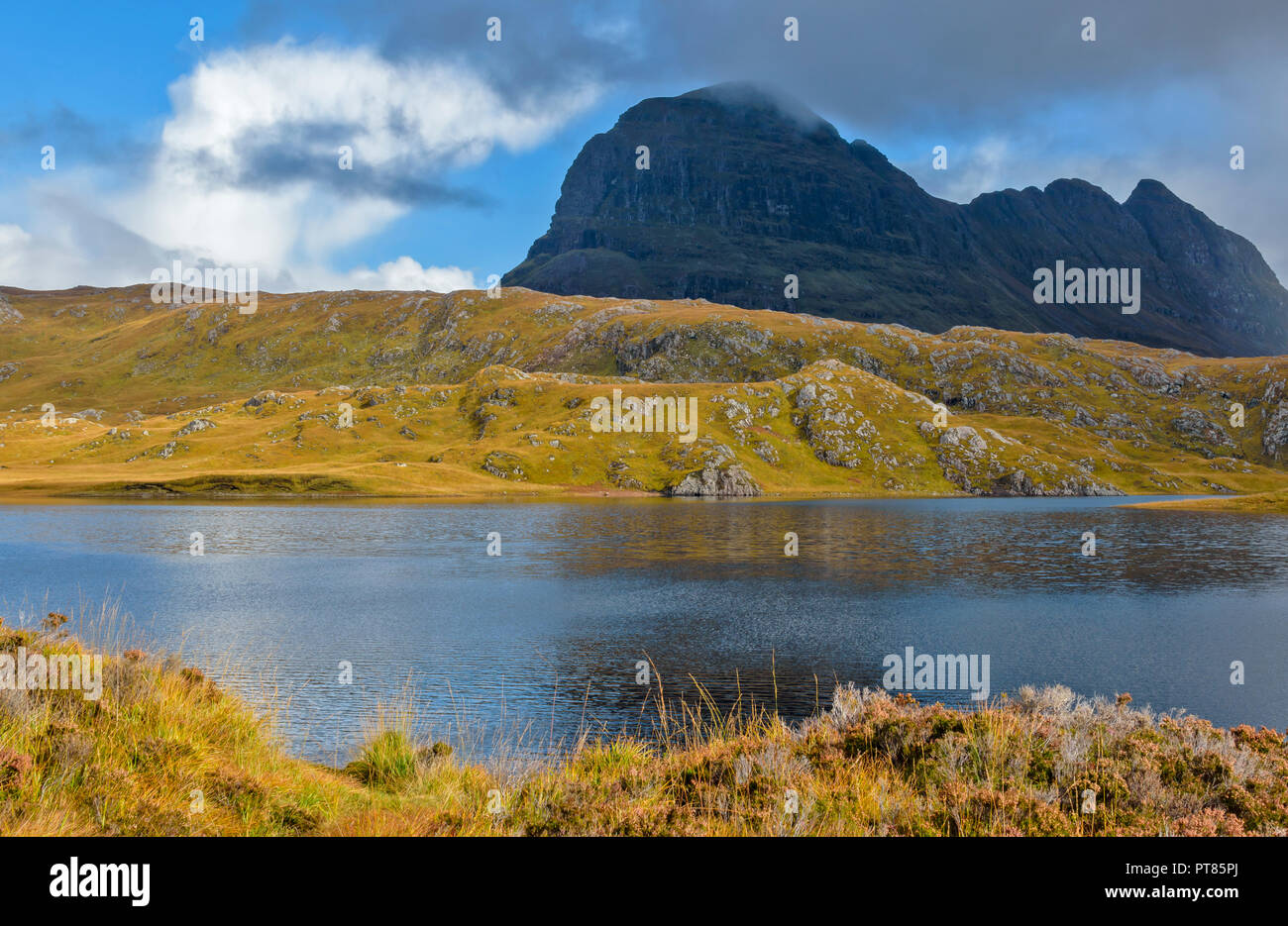 SUILVEN E FIUME KIRKAIG SUTHERLAND SCOZIA SUNSHINE SU FIONN LOCH Foto Stock