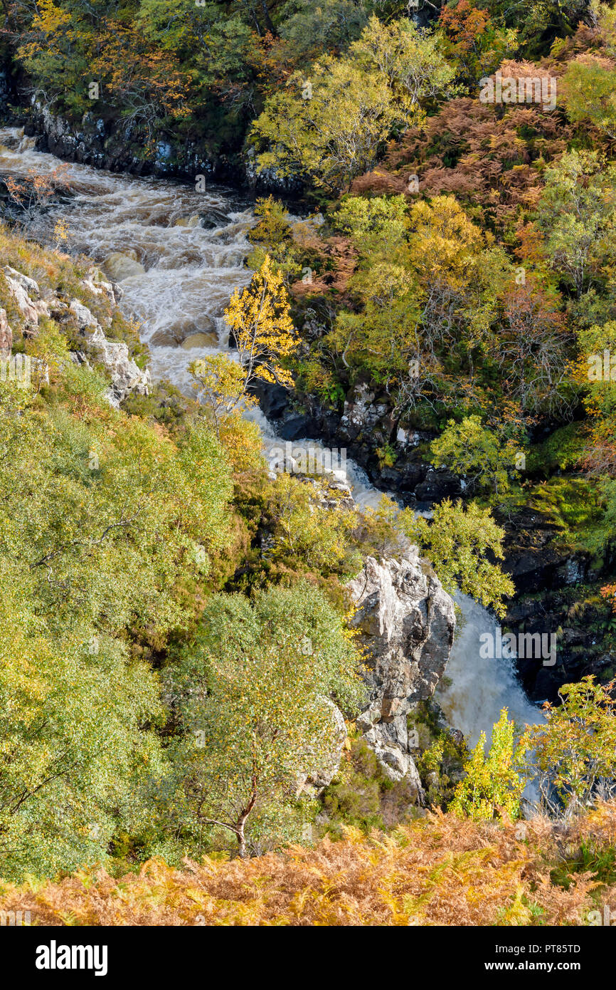 SUILVEN E FIUME KIRKAIG SUTHERLAND Scozia la cascata o cadute di KIRKAIG IN AUTUNNO Foto Stock