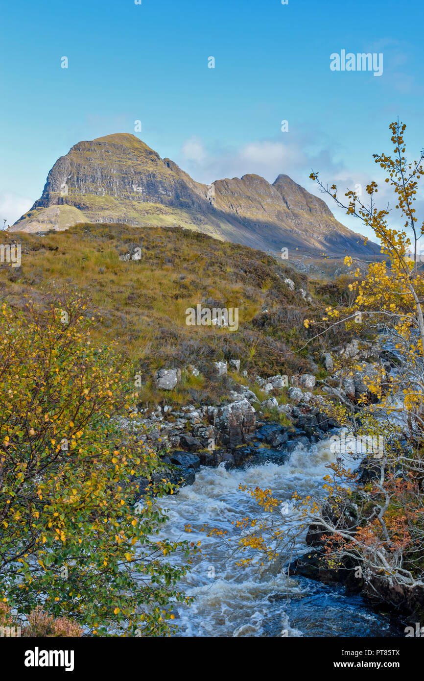 SUILVEN E FIUME KIRKAIG SUTHERLAND SCOTLANDTHE Mountain e il fiume in Autunno colori e sole Foto Stock