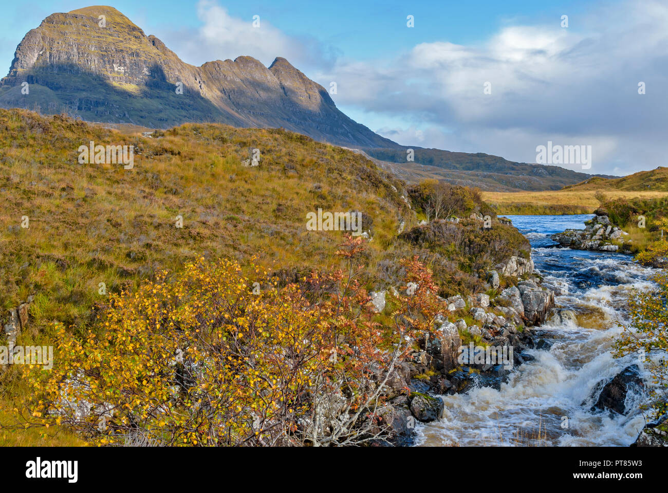 SUILVEN E FIUME KIRKAIG SUTHERLAND SCOZIA DELLA MONTAGNA E DEL FIUME IN AUTUNNO SUNSHINE Foto Stock