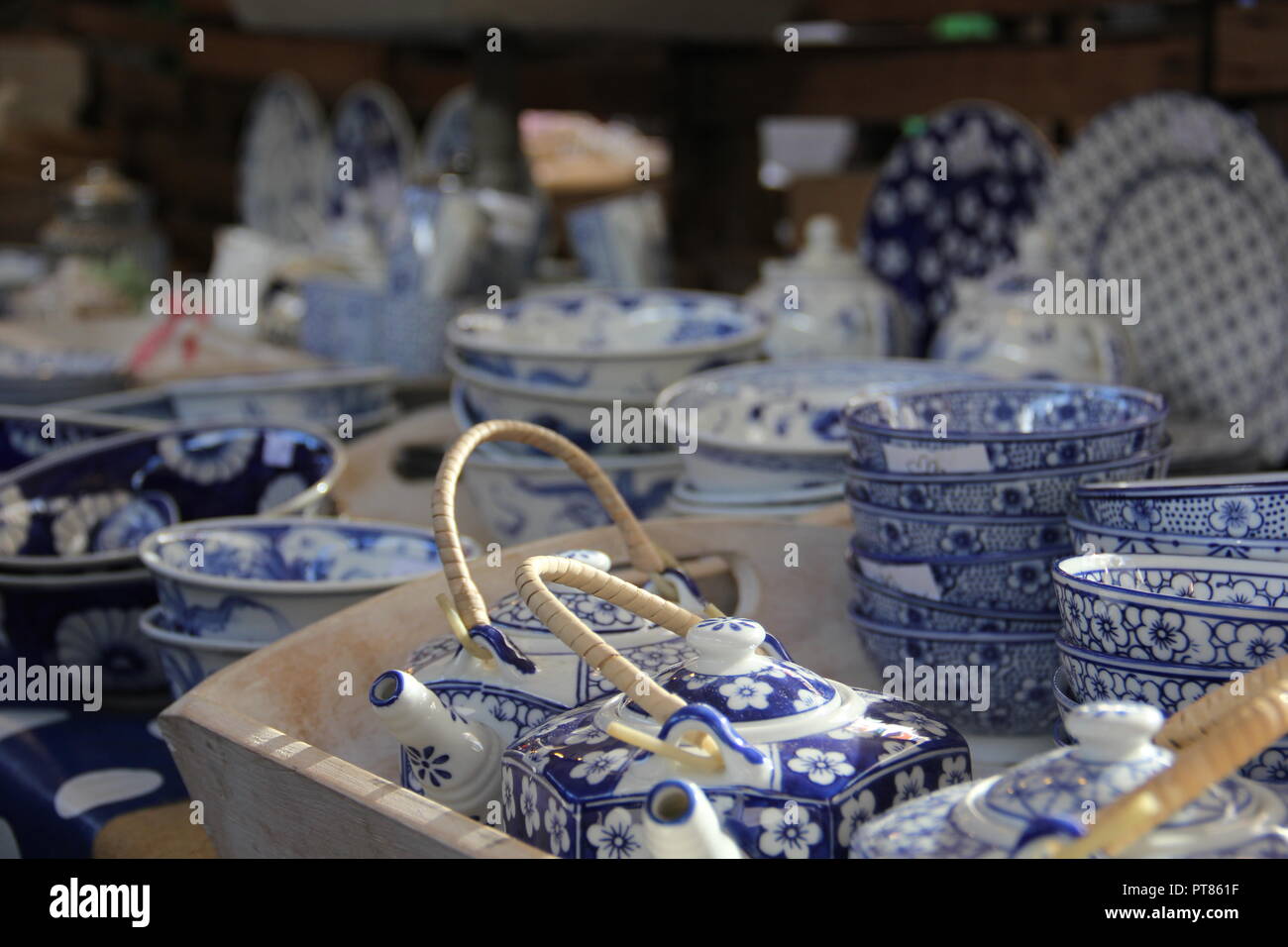 Ceramiche e delft in vendita nel mercato Foto Stock