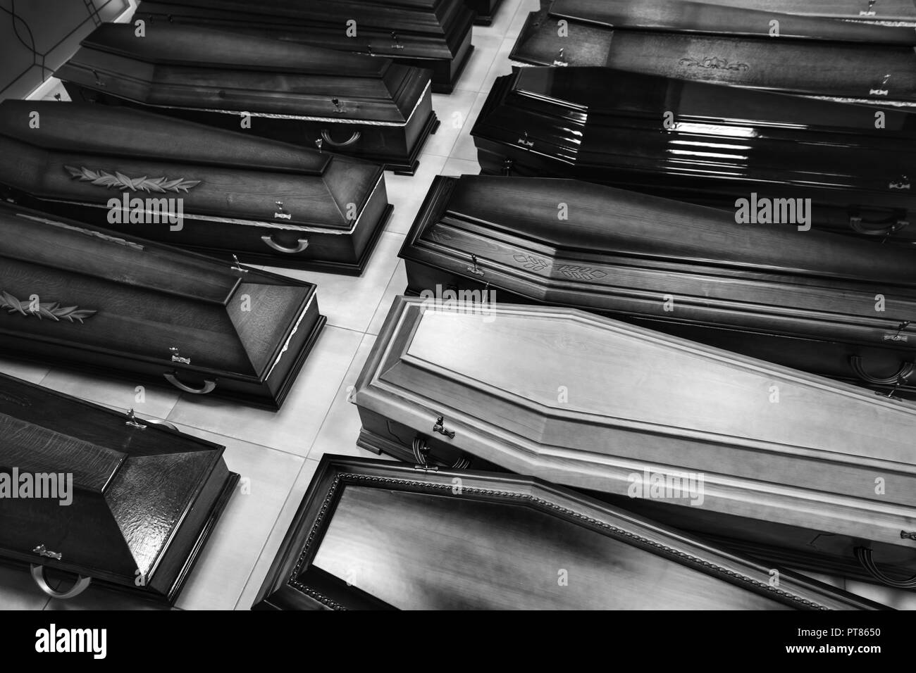 Cofani in il funerale shop Foto Stock