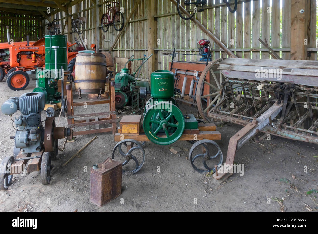 Il display del centro storico di macchinari agricoli portatili compresi i motori ed una zangola Ryedale Folk Museum in Hutton Le Hole North Yorkshire England Regno Unito Foto Stock