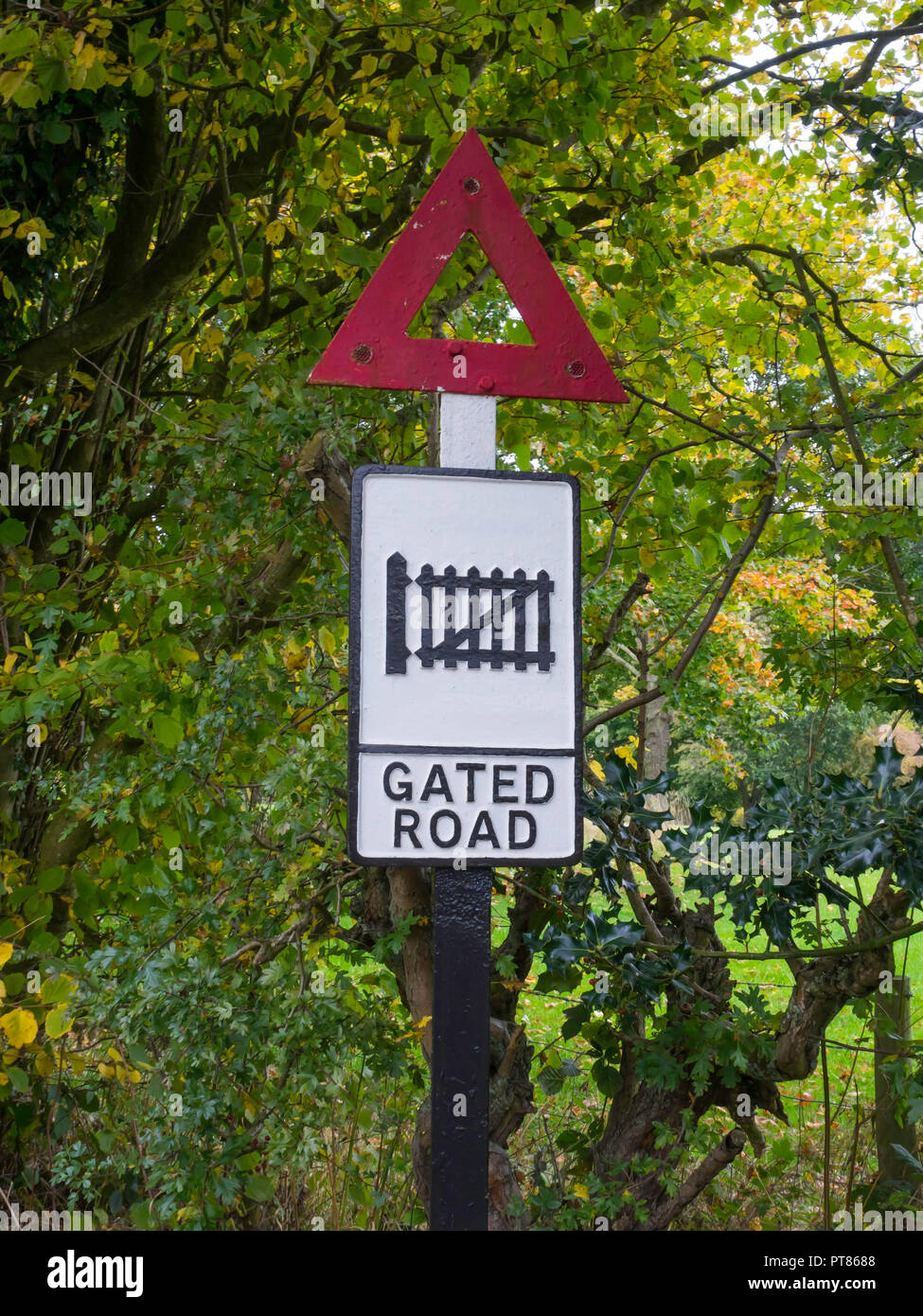 In vecchio stile Gated traffico stradale sign ora utilizzato per segnalare la presenza di un passaggio a livello avanti, Ryedale Folk Museum, Hutton Le Hole North Yorkshire England Regno Unito Foto Stock