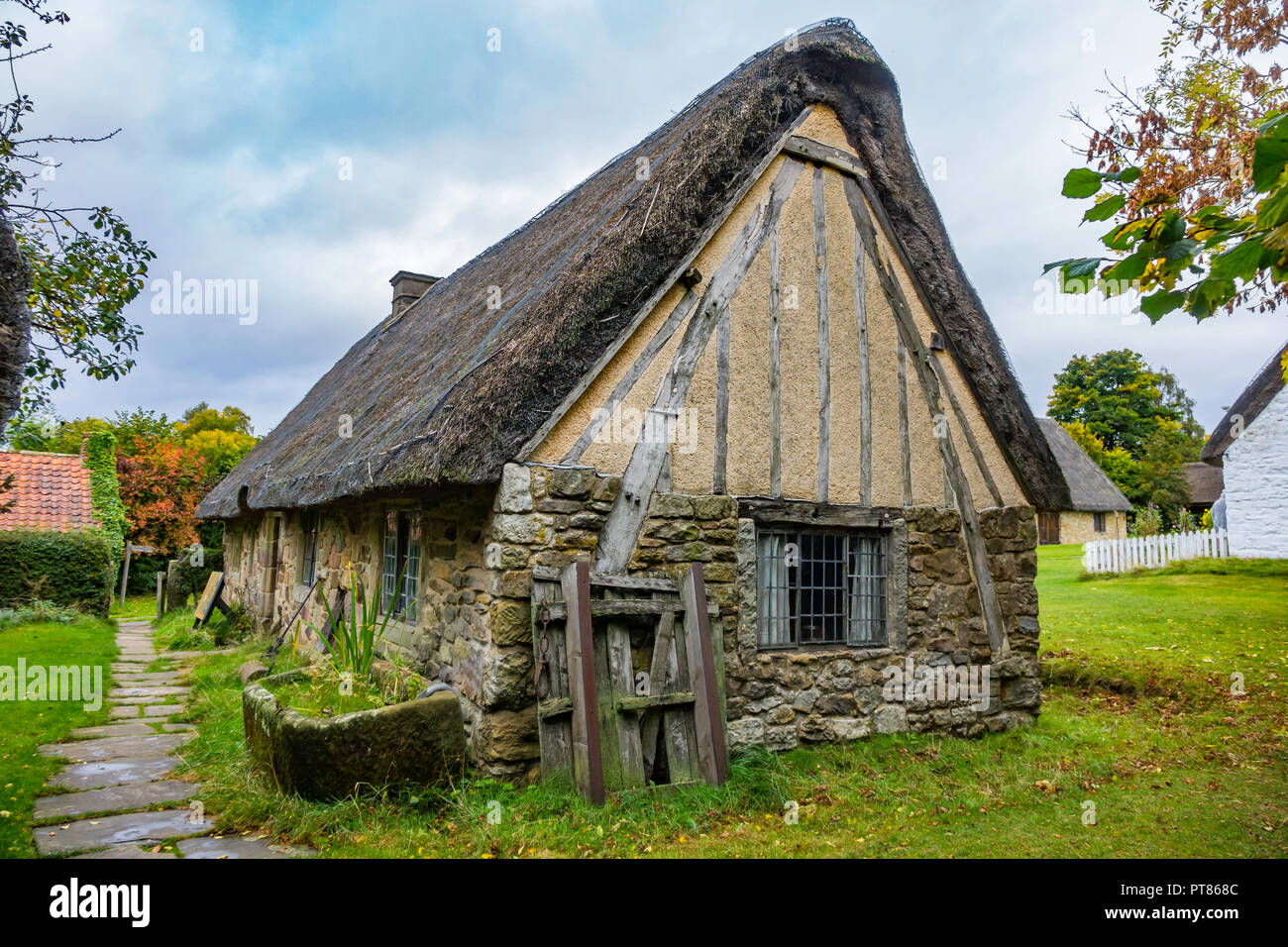 Esterno del Stang fine del XVII secolo casa Cruck al Ryedale Folk Museum in Hutton Le Hole North Yorkshire England Regno Unito Foto Stock