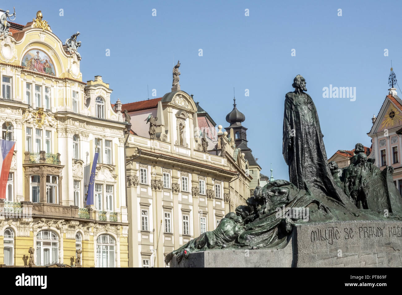 Statua di Giovanni Huss. Ceca sacerdote cattolico, riformatore della Chiesa, la Piazza della Città Vecchia di Praga, Repubblica Ceca Foto Stock