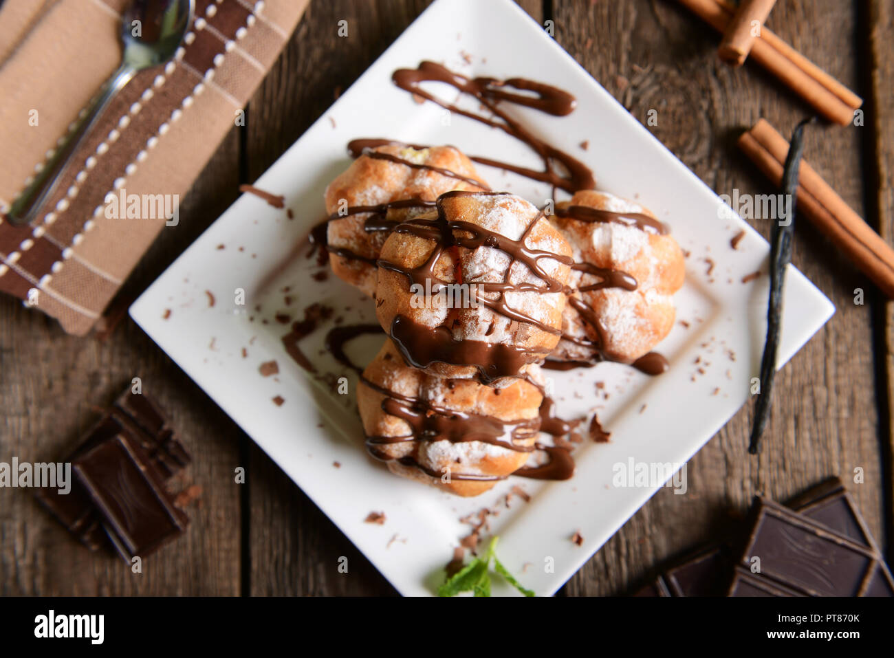 Profiteroles deliziosi dessert Foto Stock