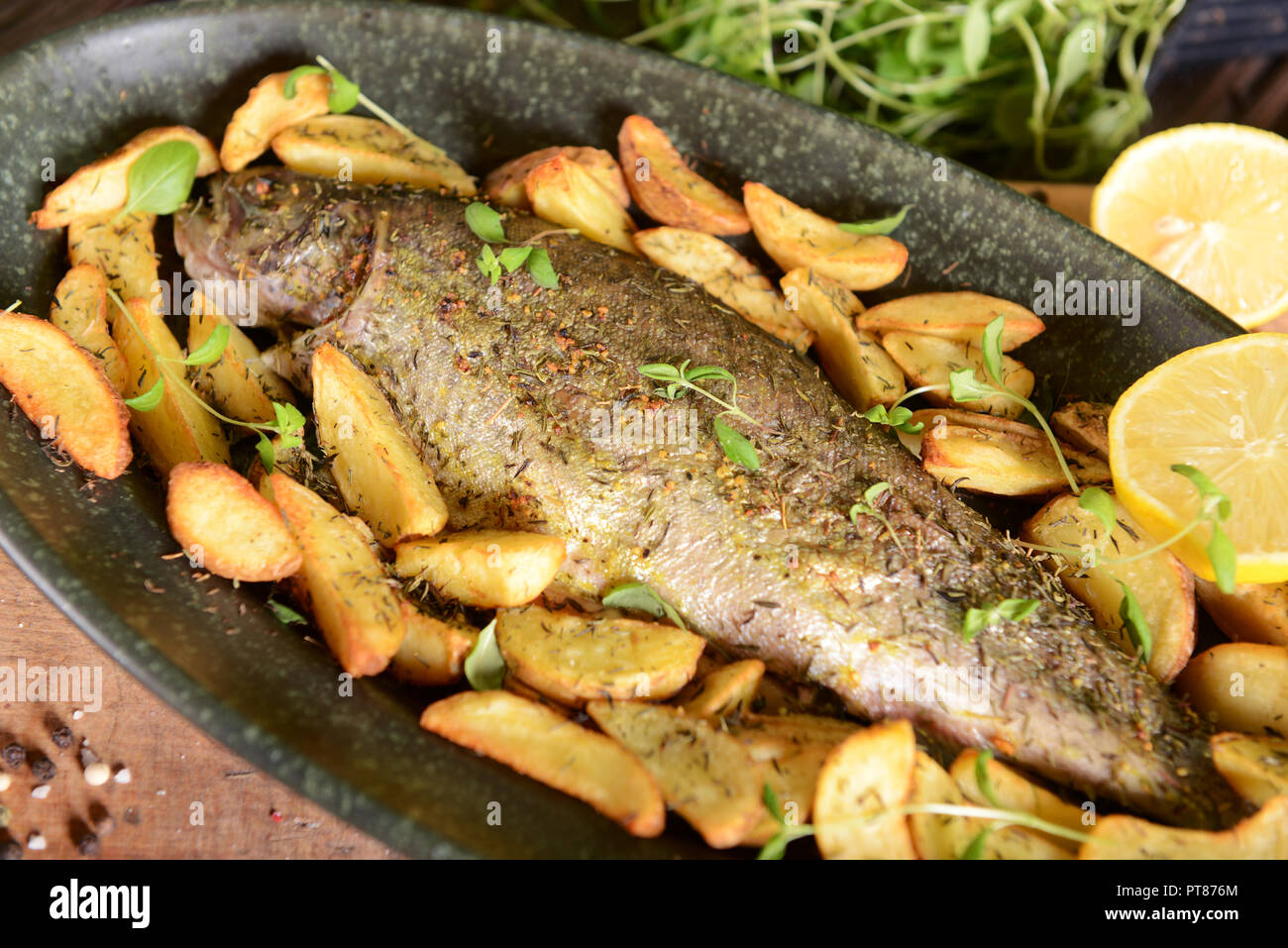 Trota arrosto con patate al timo Foto Stock