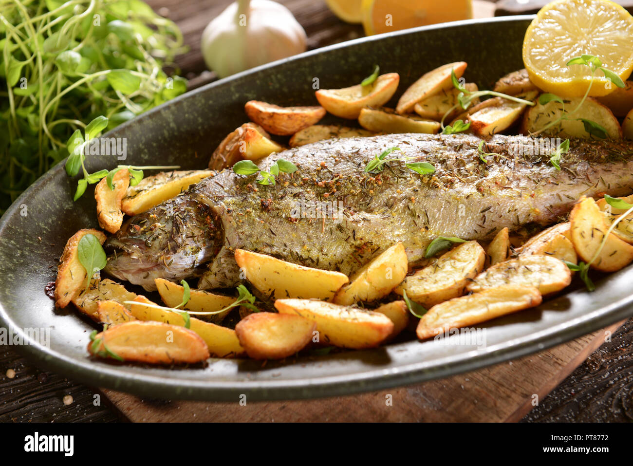 Trota arrosto con patate al timo Foto Stock