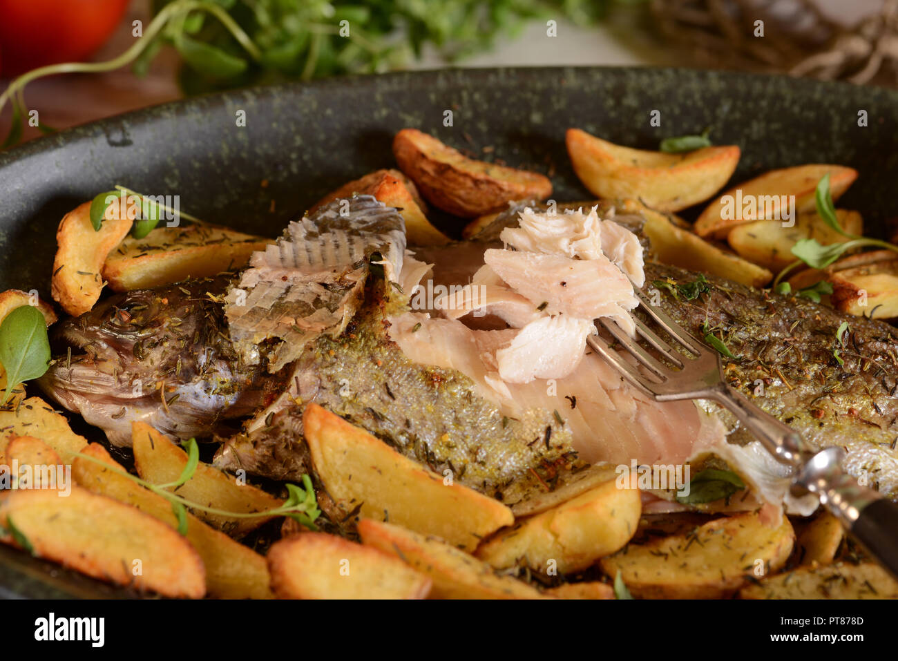 Trota arrosto con patate al timo Foto Stock