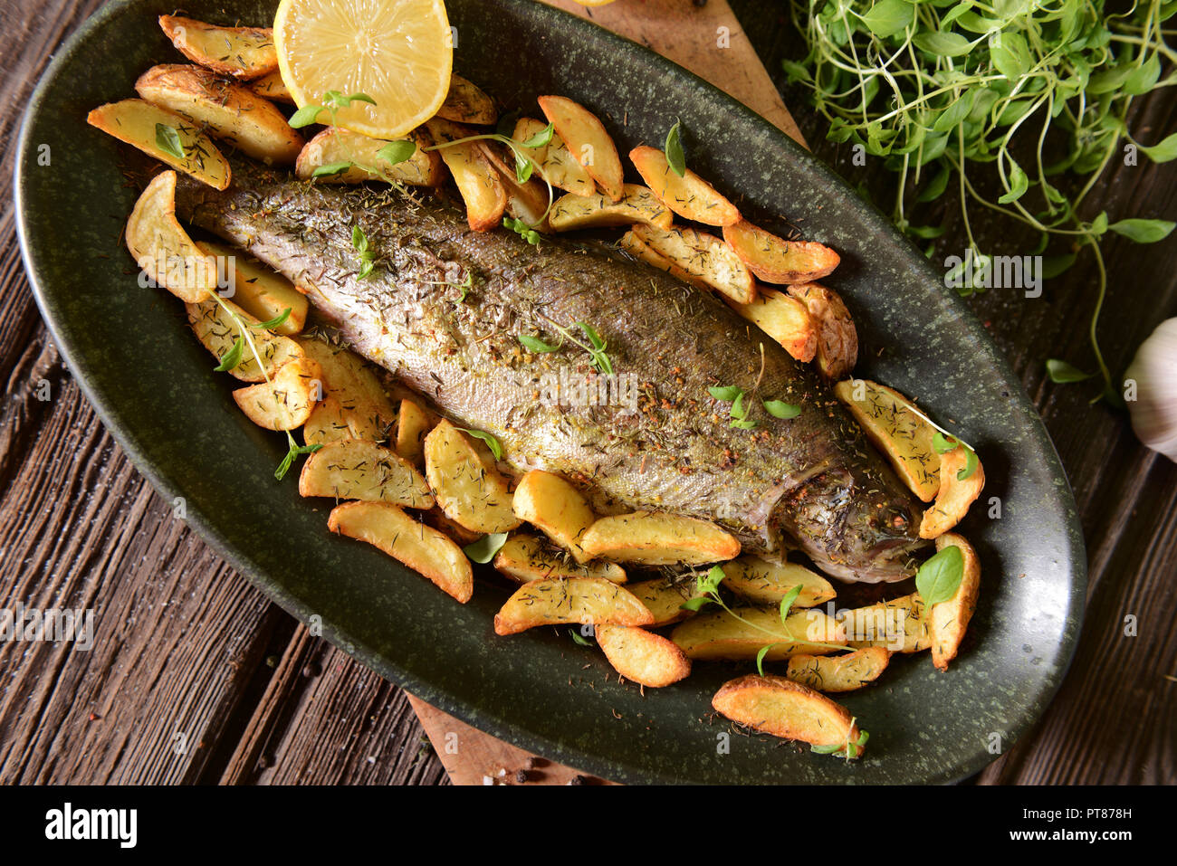 Trota arrosto con patate al timo Foto Stock