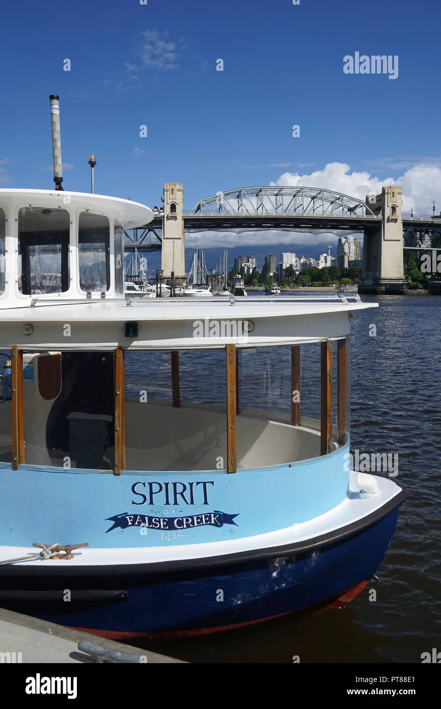 Poco False Creek Ferry nella parte anteriore del ponte di Granville, Vancouver, Canada Foto Stock