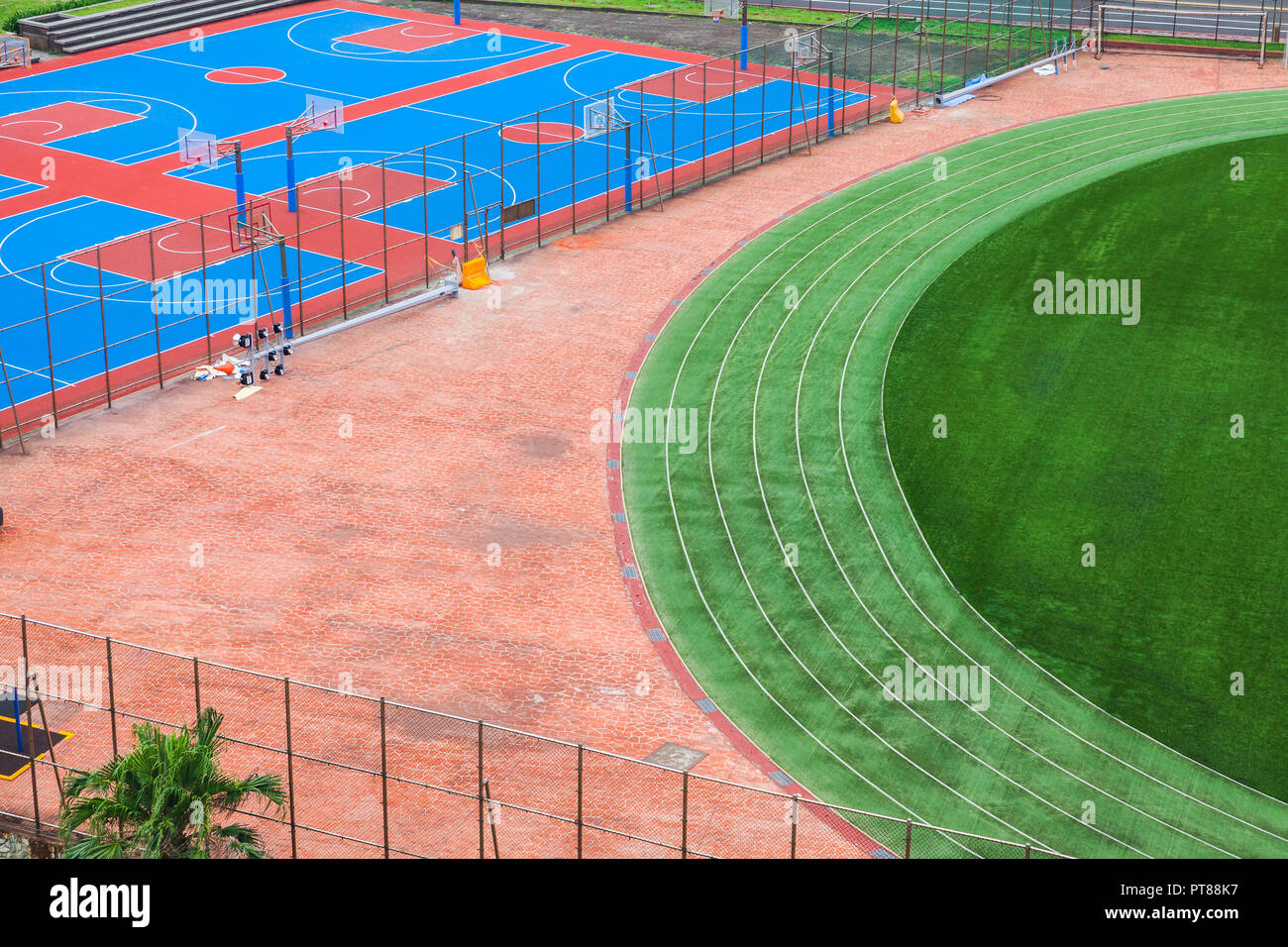 Stadio con sfondo vuoto soccer e campi di basket Foto Stock