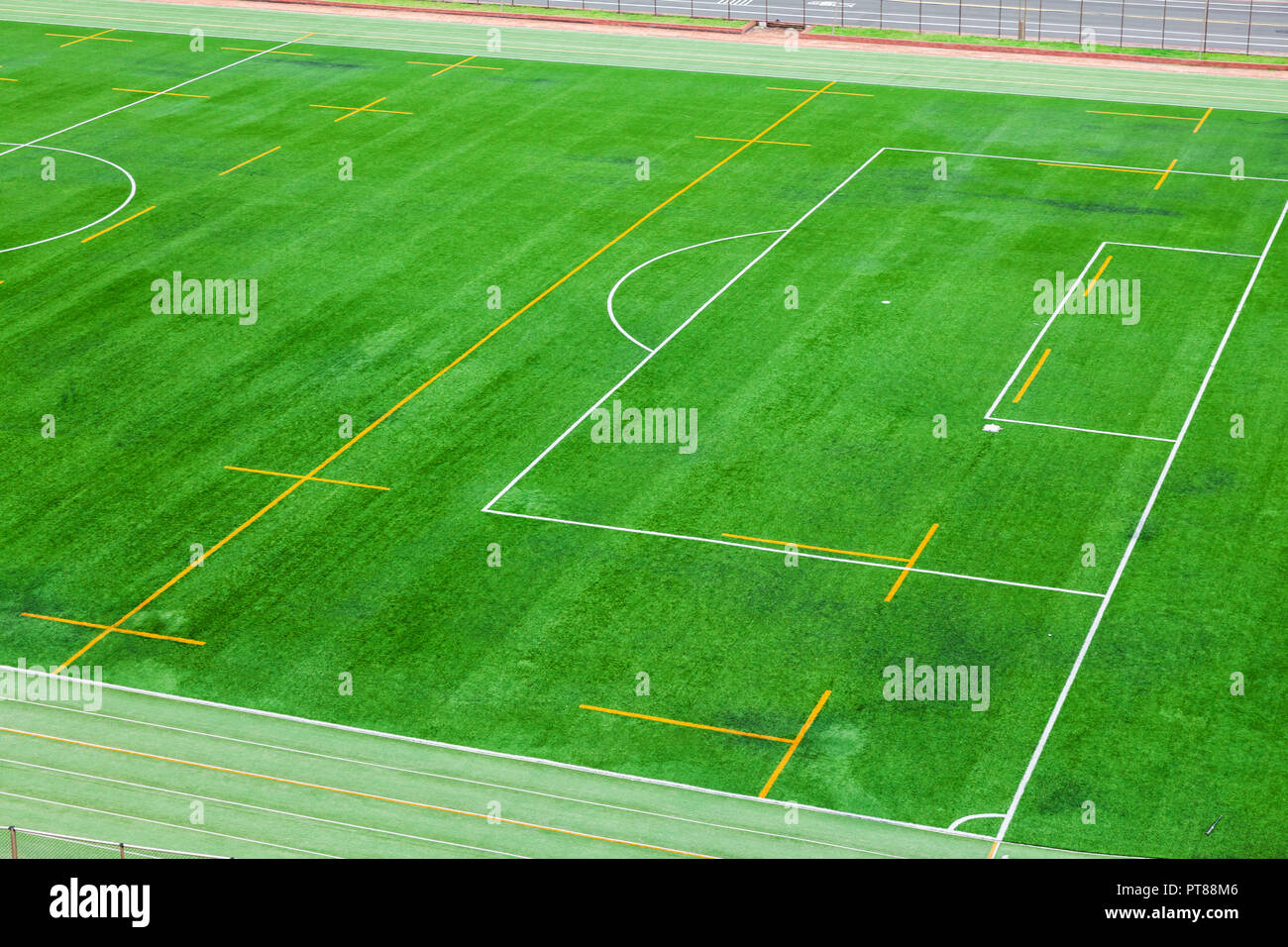 Svuotare il campo di calcio lo sfondo con un tappeto erboso artificiale Foto Stock