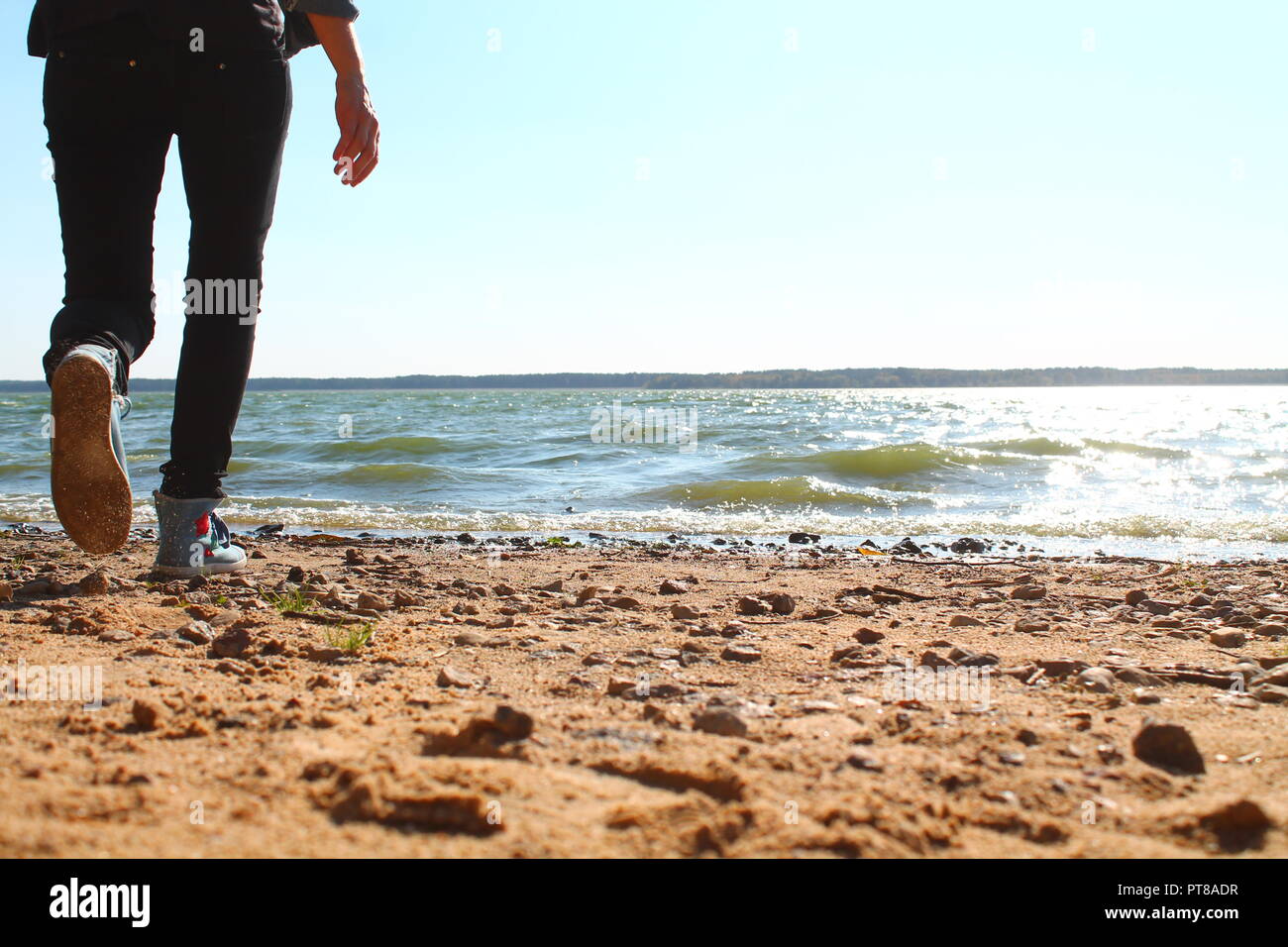 Lucentezza blu mare con schiuma bianca sulle onde di armonia e splendida e tranquilla giornata di autunno Foto Stock