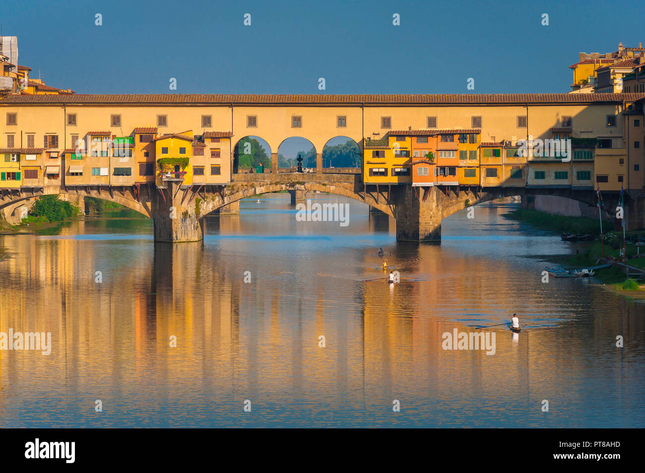 Ponte Vecchio di Firenze, vista del Ponte Vecchio all'alba con gli uomini skiffs canottaggio sul fiume Arno, Firenze, Firenze, Toscana, Italia. Foto Stock