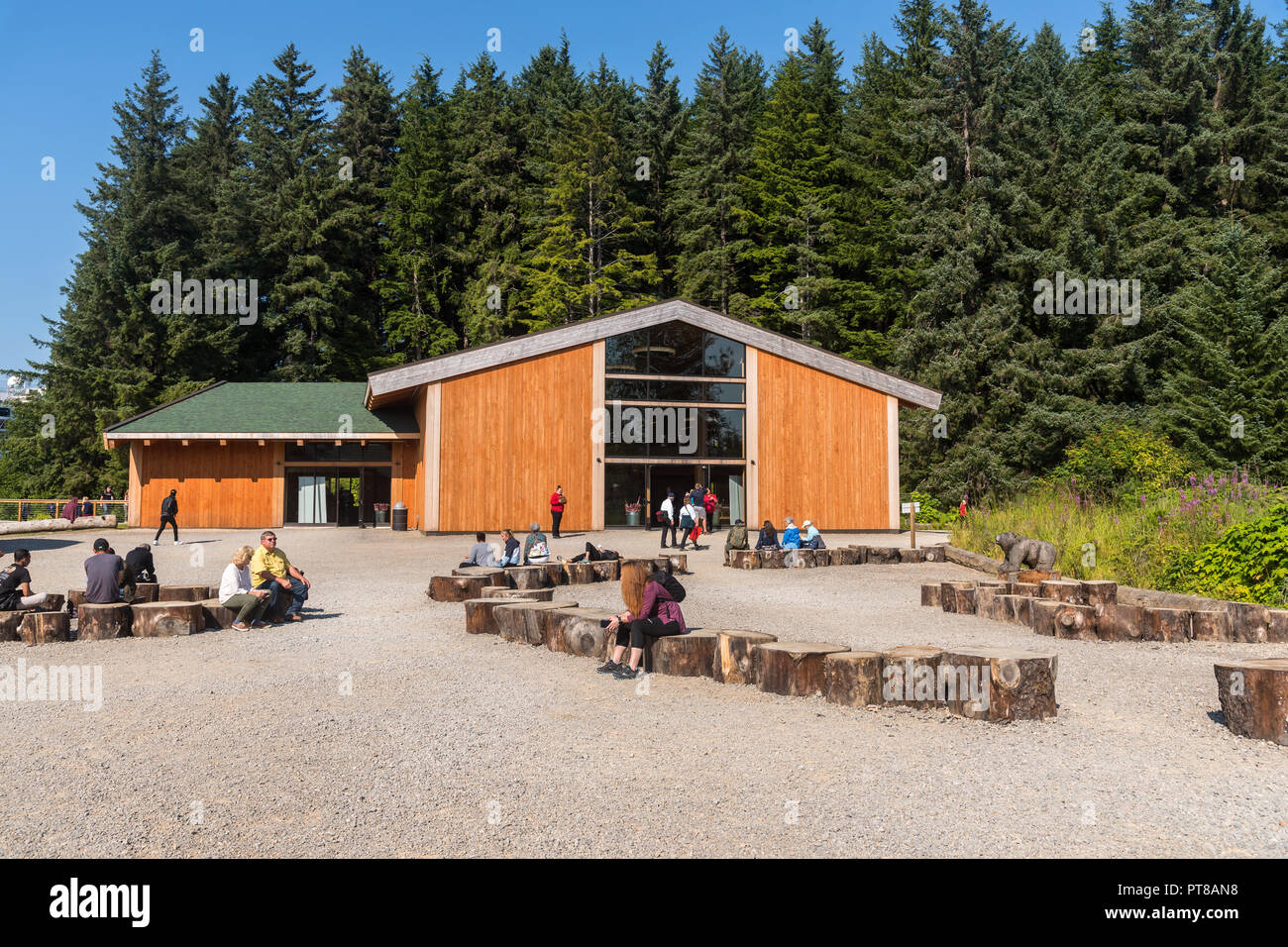 I passeggeri in attesa di nave da crociera nel cortile del centro avventura , Icy Strait Point, Informazioni centro turistico Foto Stock