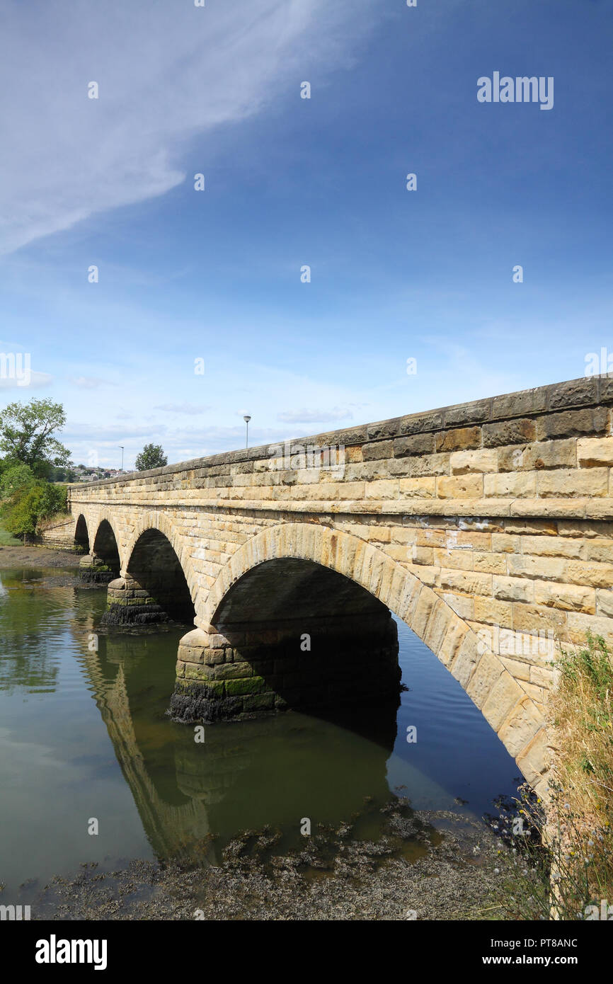 La Duchessa ponte che attraversa il fiume Aln a Alnmouth, Northumberland, Inghilterra Foto Stock