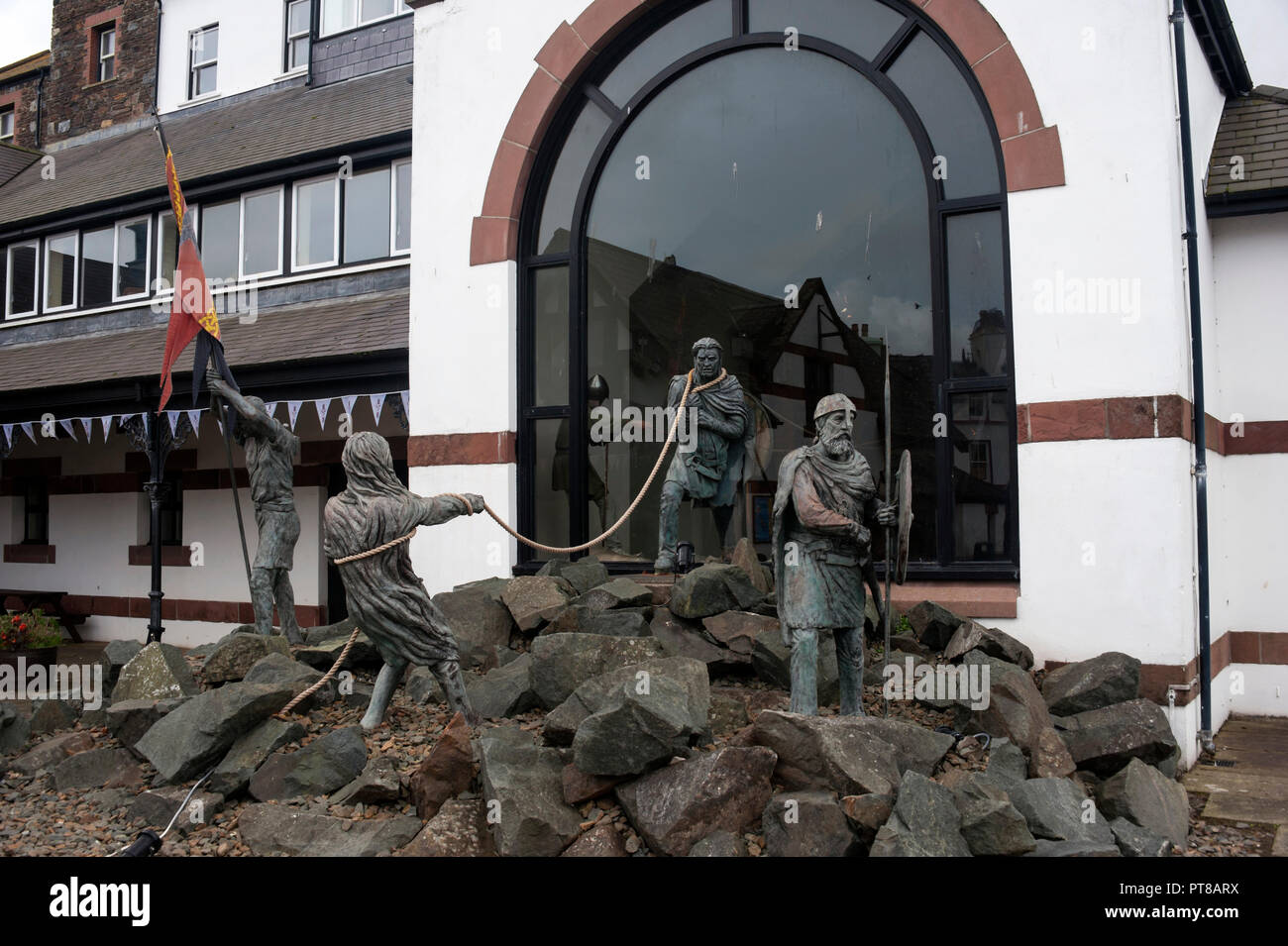 Statue al di fuori di casa di Mannanan, la buccia, Isola di Man Foto Stock