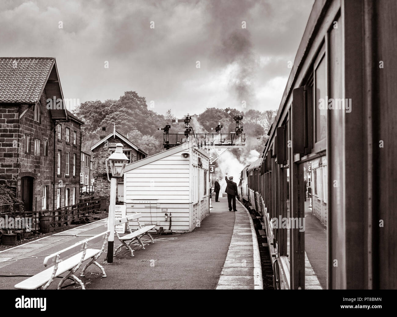 Treno a vapore in partenza dalla stazione di Grosmont sulla North Yorkshire Moors Railway, North Yorkshire, Inghilterra. Regno Unito Foto Stock