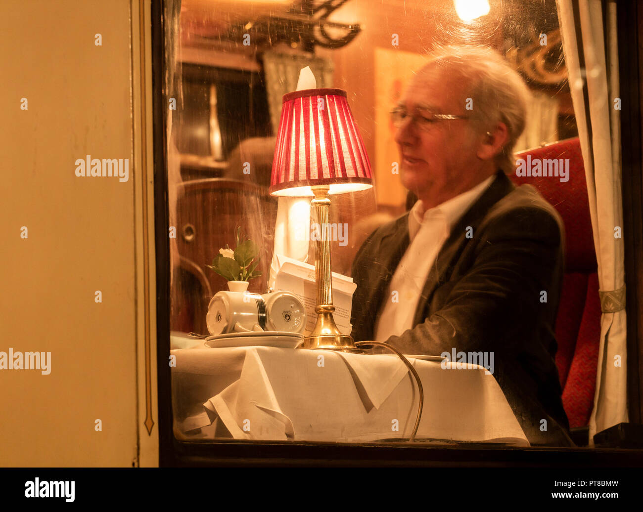 Passeggero in carrozza ristorante /carro sul treno alla stazione di Grosmont sulla North Yorkshire Moors Railway, North Yorkshire, Inghilterra. Regno Unito Foto Stock