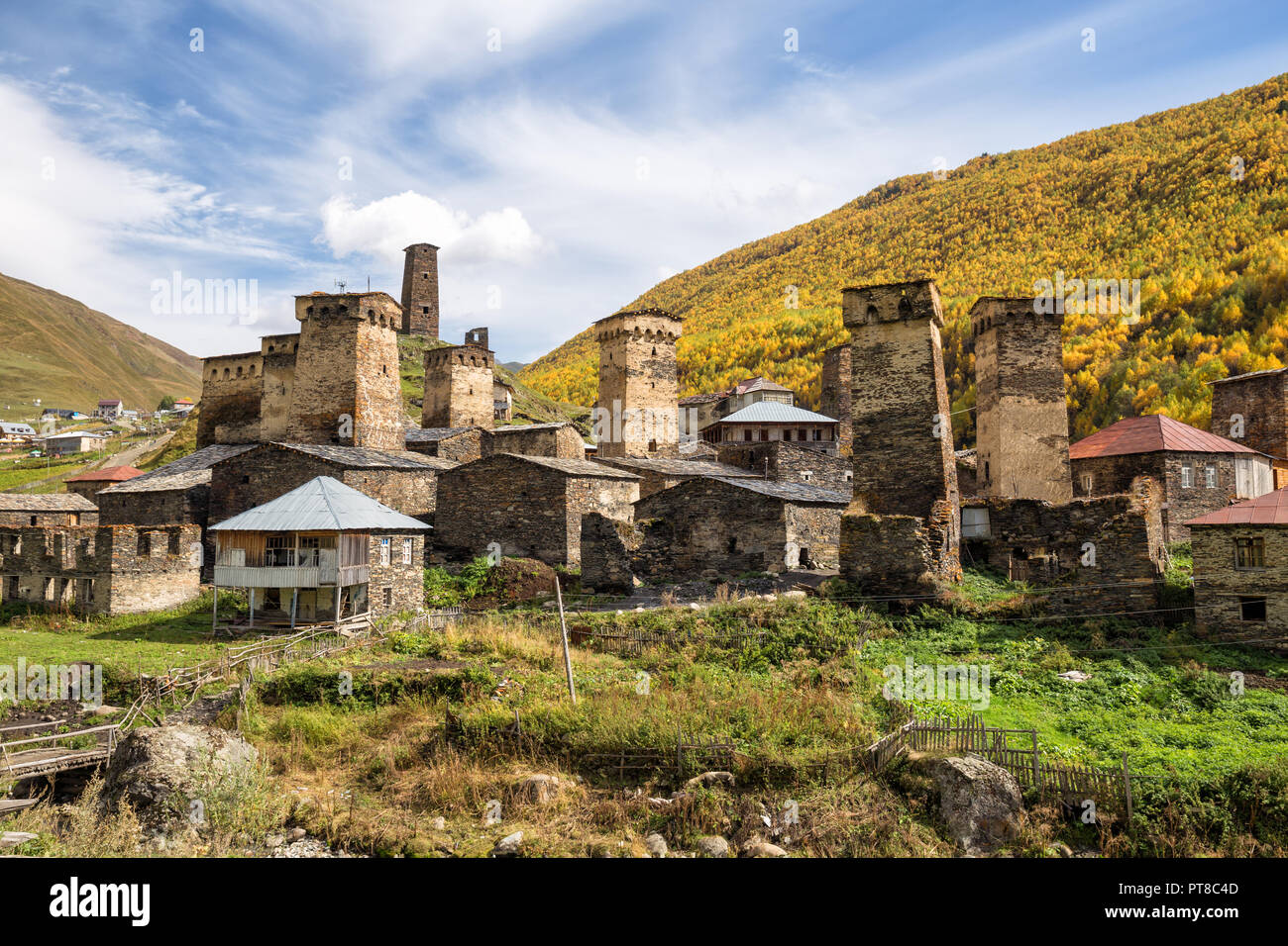 Villaggio Ushguli e tipiche torri difensive, Svaneti superiore, Georgia Foto Stock