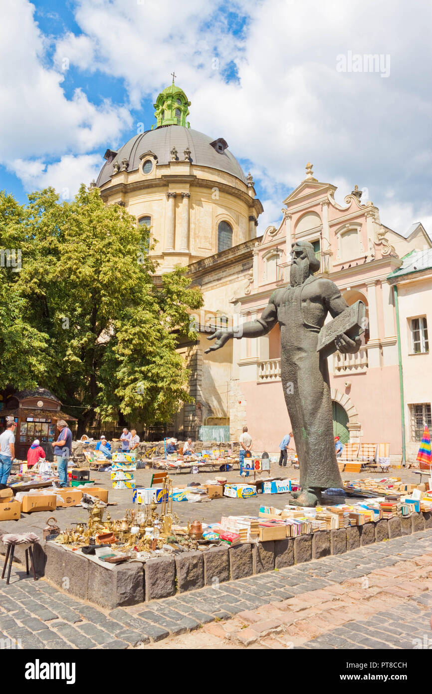 Lviv, Ucraina - 10 Luglio 2015: Libro e mercato di antiquariato vicino al monumento a Ivan Fedorov, uno dei fondatori della Slavonia orientale la stampa il primo prin Foto Stock