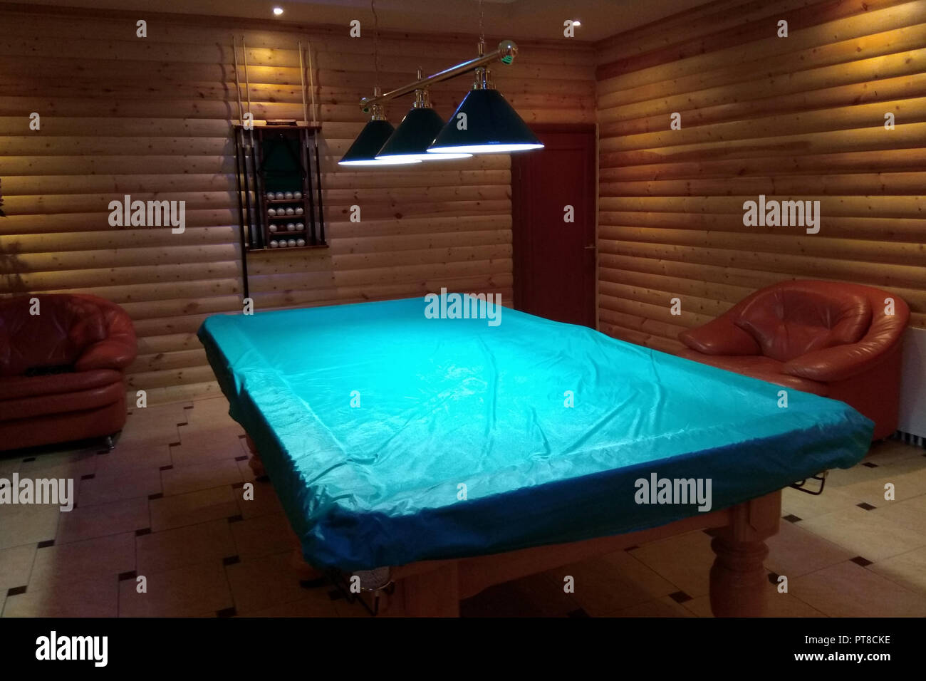 Tavolo da biliardo con un coperchio in sala 2018 Foto Stock