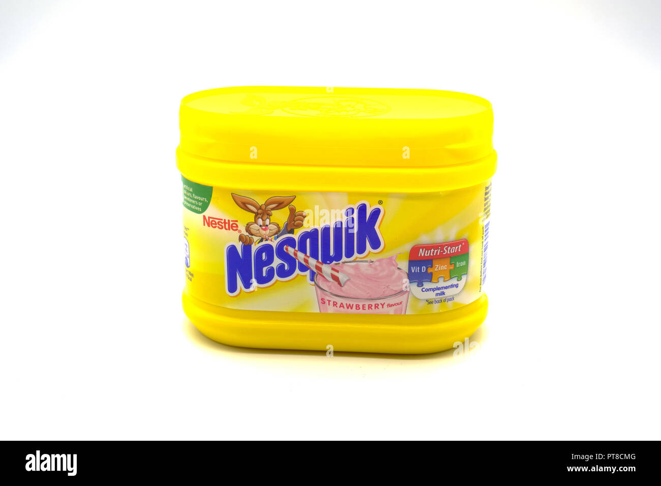 Largs, Scozia - Ottobre 04, 2018: Nestle Nesquik marca milk shake alla fragola drink in un materiale plastico riciclabile contenitore a cassetta e in linea con il Regno Unito g Foto Stock