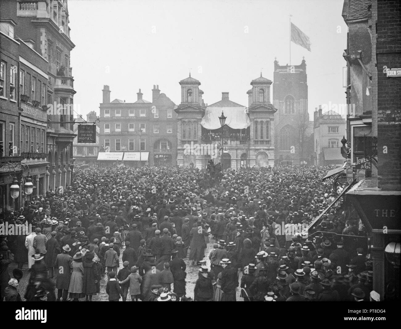 Kingston-Upon-Thames vicino a Londra nel 1901. Annuncio del re Edward VII nella piazza della città e davanti a una grande folla. Foto Stock