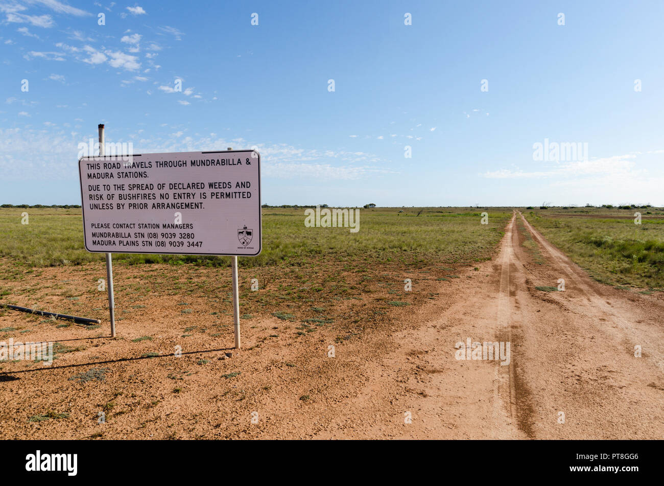 Intasamento di ingresso alla stazione outmack oniIsolated sporco della pista in una zona remota del Nullabor Plain vicino Eucla Australia Occidentale Foto Stock
