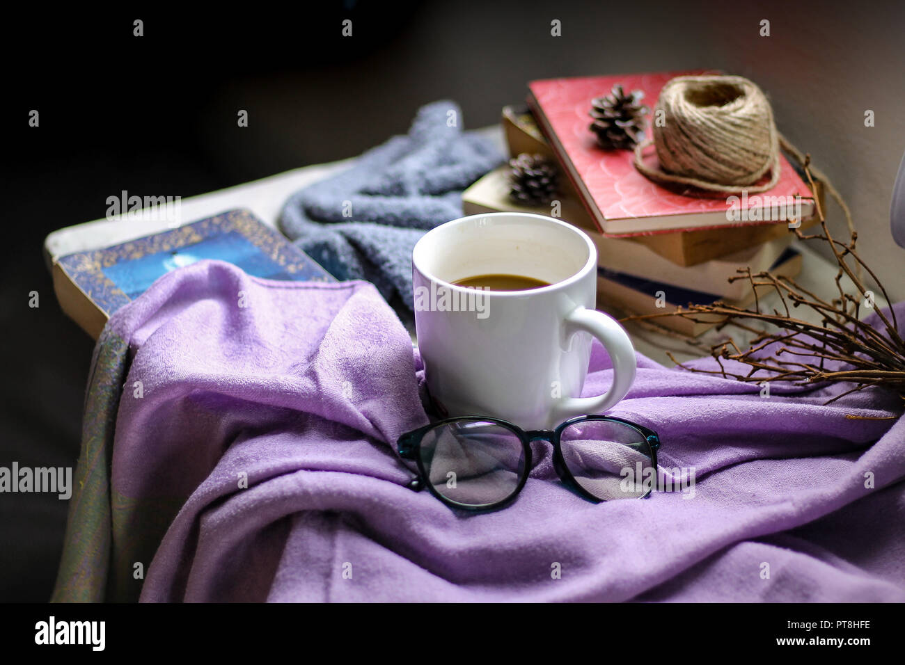 Still Life fotografia di caffè e libri per depic tema vintage, il tempo libero e di amore per la lettura Foto Stock