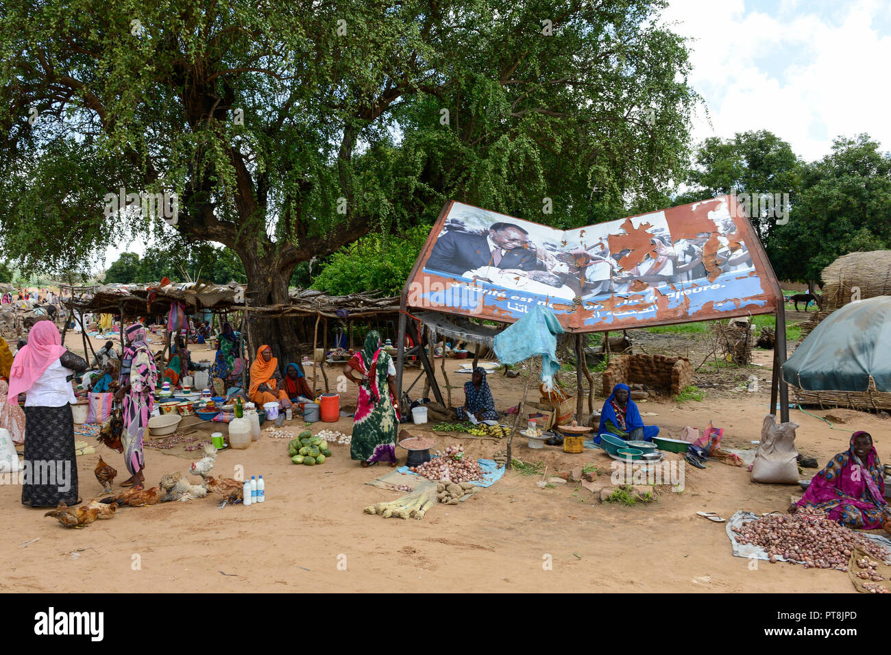 Il Ciad, Goz Beida, mercato marcio immagine del presidente Idriss Déby Itno / TSCHAD, Goz Beida, Markt, durch haengendes schaebiges Bild von Prasesident Idriss Déby Itno Foto Stock