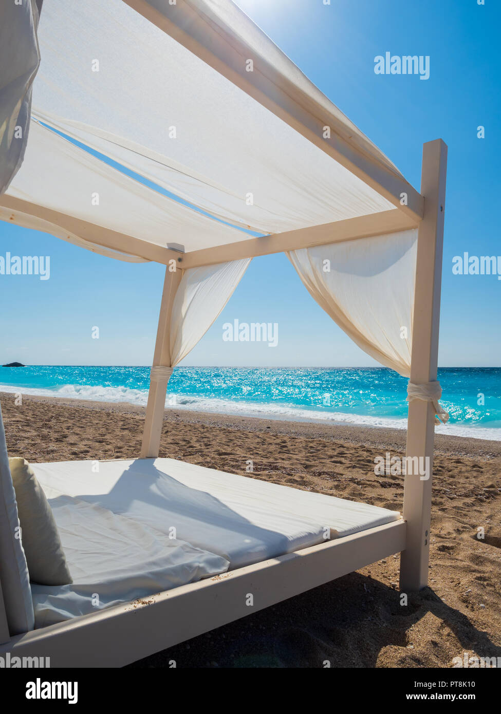 White baldacchino sulla spiaggia in Grecia Foto Stock