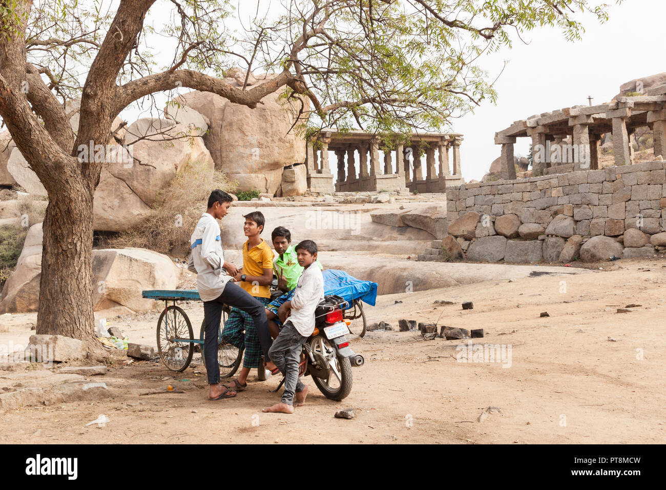 Un gruppo di ragazzi davanti a un tempio, Hampi, Karnataka, India Foto Stock