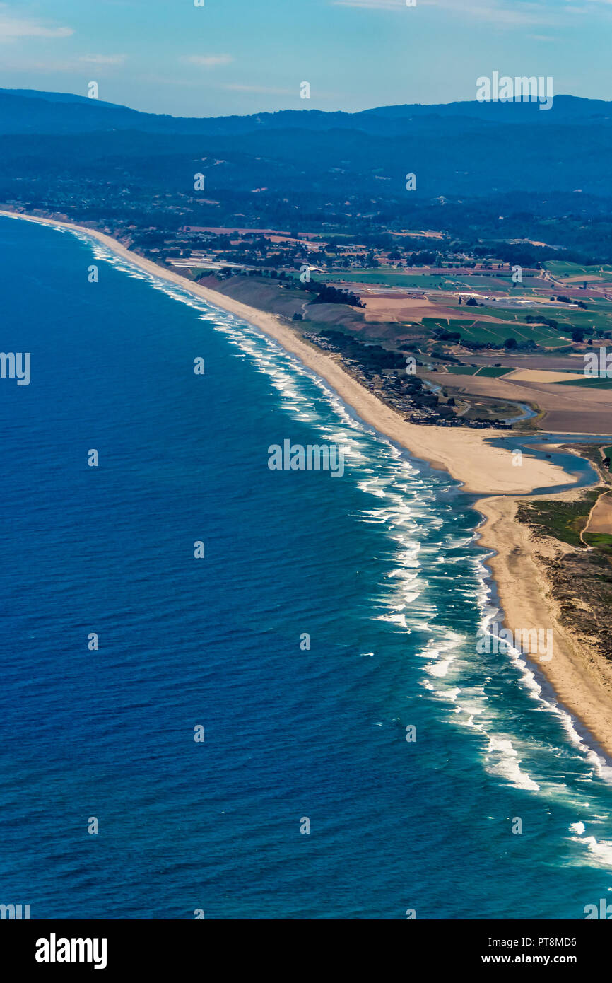 La vista aerea della costa della California tra le città di Monterey e Santa Cruz in una limpida giornata di sole. Foto Stock