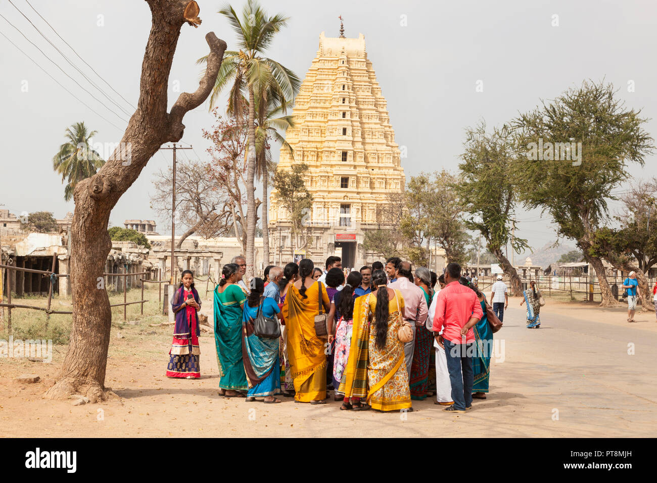 Gruppo di turisti indiano vicino Sri Virupaksha tempio complesso, Hampi, India Foto Stock