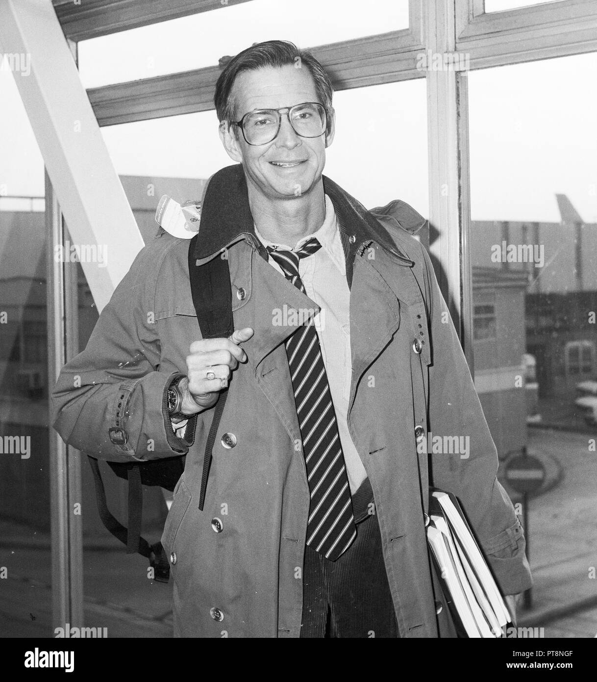 Attore americano Anthony Perkins che arrivano all'Aeroporto Heathrow di Londra nel 1984. Foto Stock