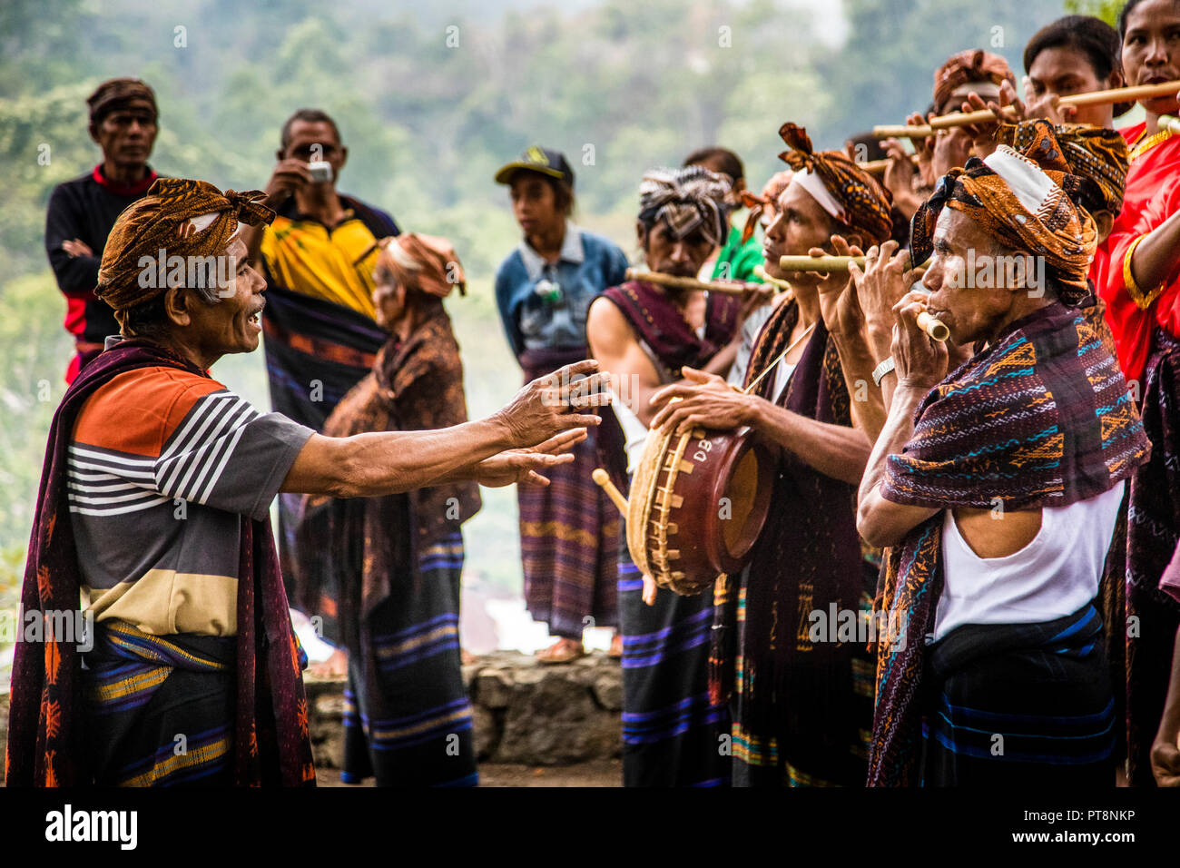 Orchestra Indonesiana in abbigliamento tradizionale Foto Stock